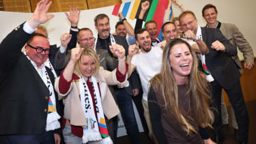 Markus Söder (CSU, 4.v.l), Ministerpräsident von Bayern, jubelt zusammen mit Sportlern, Politikern und Funktionären nach der Bekanntgabe der ersten Hochrechnungen zum Ergebnis des Bürgerentscheids zur Olympia-Bewerbung im Haus des Sports. Bei der Bürgerbefragung stimmten nach Angaben von Münchens Oberbürgermeister Reiter deutlich über 60 Prozent für eine Bewerbung der bayerischen Landeshauptstadt um Sommerspiele und Paralympische Spiele im Jahr 2036, 2040 oder 2044.