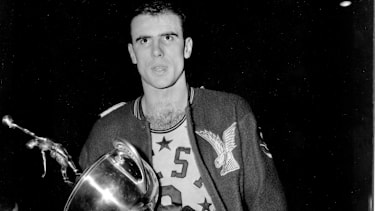 Bob Pettit mit der MVP-Trophäe für das All-Star Game 1958.