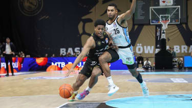 Braunschweigs Topscorer Grant Sherfield im Duell mit Hamburgs Kenneth Ogbe.