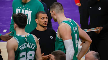 Joe Mazzulla im Gespräch mit Nikola Vucevic