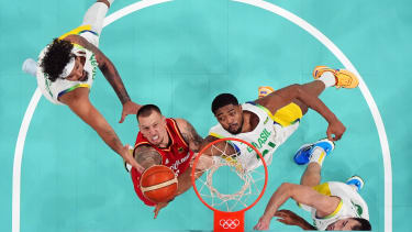 Voller Einsatz: Daniel Theis (Mi.) beim Rebound gegen Brasilien.