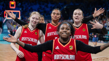 Olympische Spiele Paris 2024 Basketball Lille 01.08.2024 Vorrunde Frauen Damen Deutschland (GER) - Japan (JPN) Deutschland gewinnt und qualifiziert sich für das Viertelfinale Jubel Alexis Peterson (Deutschland, No.01) vorne Frida Bühner (Deutschland, No.20) Satou Sabally (Deutschland, No.00) Lina Sontag (Deutschland, No.24) *** Olympic Games Paris 2024 Basketball Lille 01 08 2024 Preliminary round Women Women Germany GER Japan JPN Germany wins and qualifies for the quarter-finals Cheers Alexis Peterson Germany, No 01 in front Frida Bühner Germany, No 20 Satou Sabally Germany, No 00 Lina Sontag Germany, No 24