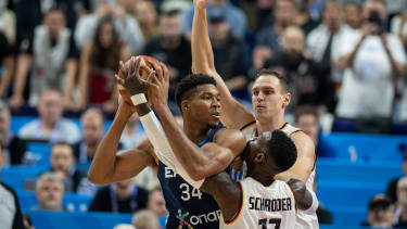 Unter Druck: Giannis Antetokounmpo, hier bedrängt von Dennis Schröder und Johannes Voigtmann, bekam nach der Halbzeit kaum noch leichte Würfe.