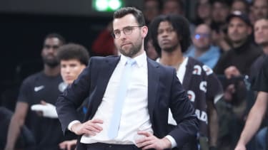 Basketball, Männer, Eurocup, Vorrunde, Gruppe A, 11. Spieltag, Hamburg Towers - Aris Thessaloniki, Inselpark Arena: Trainer Benka Barloschky (Hamburg Towers) steht am Spielfeldrand.