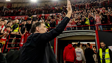 Olympiakos-Coach Georgios Bartzokas ließ sich nach dem Sieg seiner Mannschaft von den Fans feiern.