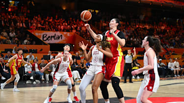 Zhang Ziyu beim Reboundduell mit Bueckers, Iriafen und Clark.