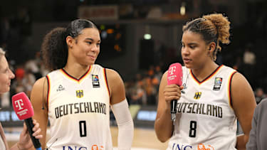 Die Sabally-Schwester Satou (li.) und Nyara (re.) werden zusammen in Berlin auf Korbjagd gehen.