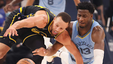 Stephen Curry und Jaren Jackson Jr. im Kampf um den Ball.