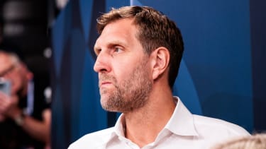 Dirk Nowitzki ist mit Amazon Prime beim NBA Spiel in Berlin am Start.