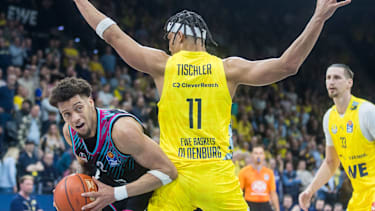 Comithier im Duell mit Oldenburgs Nationalspieler Tischler.