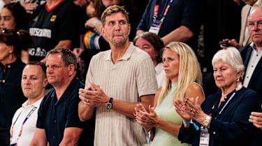 Nowitzki stand bei der Europameisterschaft der Frauen im vergangenen Jahr in der ersten Reihe.