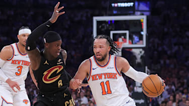 Dennis Schröder im Duell mit Jalen Brunsons.