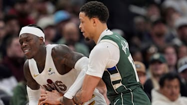 Dennis Schröder im Duell mit Ryan Rollins.