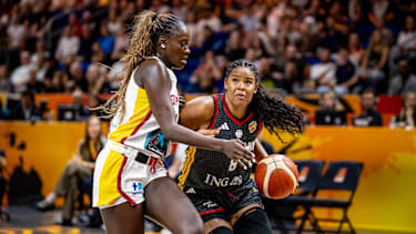 Nyara Sabally im Duell mit Spaniens Awa Fam.