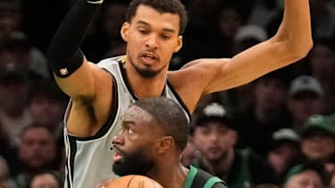 Wembanyama (o.) im Duell mit Brown (u.).