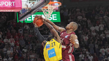Bayerns Serge Ibaka blockt Ludwigsburgs Eddy Edigin.
