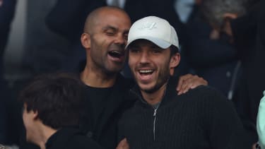 Pierre Gasly (re.) zusammen mit ASVEL-Boss und Ex-NBA-Spieler Tony Parker (li.).
