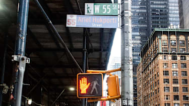 Das Straßenschild für Ariel Hukporti in New York.