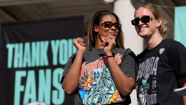 Nyara Sabally (l.) und Leonie Fiebich (r.) bei der Meisterfeier von New York Liberty.
