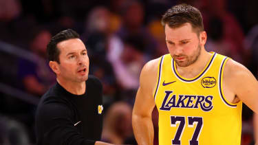 Lakers-Coach JJ Redick und Luka Doncic.