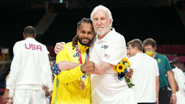 Patty Mills nach dem Gewinn der Bronzemedaille mit Australien mit US-Coach Gregg Popovich.