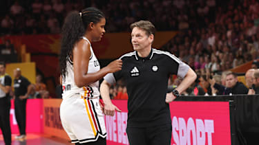 Nyara Sabally mit Bundestrainer Olaf Lange.