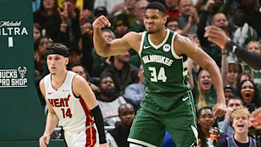 Tyler Herro (li.) und Giannis Antetokounpo (re.) im Duell.