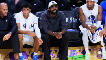 Kyrie Irving kann nach seiner Verletzung weiterhin nur zuschauen.