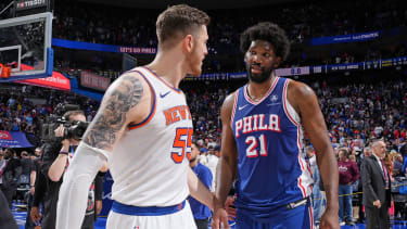Für Joel Embiid (re.) sind die Playoffs vorbei, Isaiah Hartenstein zog mit den Knicks dagegen weiter.