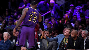 Dirk Nowitzki (re.) hatte besonders großes Lob für LeBron James (li.) übrig.