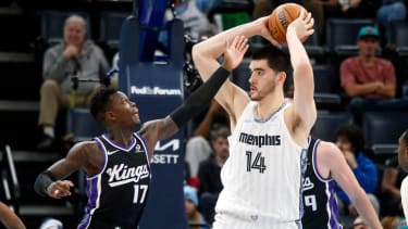 Zach Edey im Duell mit Dennis Schröder.