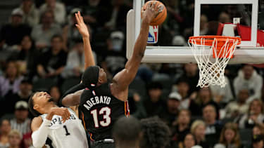 Victor Wembanyama im Duell mit Bam Adebayo von den Miami Heat.