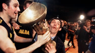 Svetislav Pesic bei seinem ersten Pokalerfolg mit ALBA Berlin 1995.