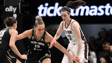 Leonie Fiebich im Duell mit Caitlin Clark.