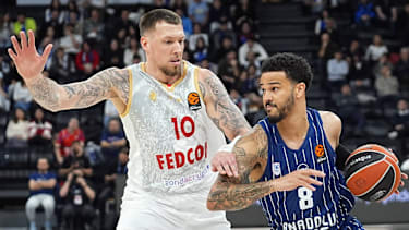 Daniel Theis (li.) gewann das Duell mit Natio-Kollege Nick Weiler-Babb (re.).