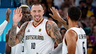 Die beiden Nationalspieler Daniel Theis und Nick Weiler-Babb gehen fortan gemeinsam für ASVEL auf Korbjagd.