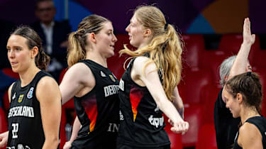 Luisa Geiselsöder (m.l.) und Bühner (m.r.): Teamkolleginnen im Nationalteam - und jetzt auch in der WNBA.
