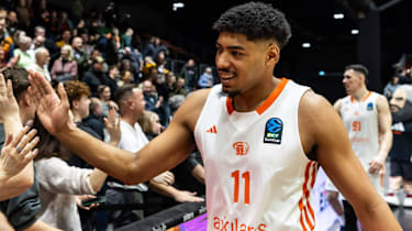 Kostja Mushidi klatscht Fans in Chemnitz ab.