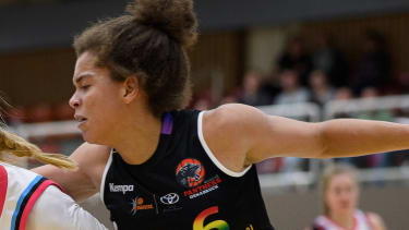 Medical Instinct Veilchen BG 74 Göttingen - Girolive Panthers Osnabrück Medical Instinct Veilchen BG 74 Göttingen - Girolive Panthers Osnabrück, 14.09.2024: Göttingens Lena Wenke (l) spielt gegen Osnabrücks Kamilla Sudhoff. Göttingen Niedersachsen Deutschland *** Medical Instinct Veilchen BG 74 Göttingen Girolive Panthers Osnabrück Medical Instinct Veilchen BG 74 Göttingen Girolive Panthers Osnabrück, 14 09 2024 Göttingens Lena Wenke l plays against Osnabrücks Kamilla Sudhoff Göttingen Lower Saxony Germany