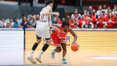 Im Bild: v.li. Leandro Bolmaro (FC Bayern M?nchen Basketball) gegen Darius Perry (Wuerzburg Baskets, 10)

02.06.2024, Wuerzburg Baskets vs. FC Bayern Muenchen Basketball, easyCredit BBL, Playoffs, Halbfinale - Spiel 3, Deutschland, Wuerzburg, tectake Arena,