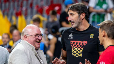 Ingo Weiss (li.) mit Bundestrainer Alex Mumbru (mi.).