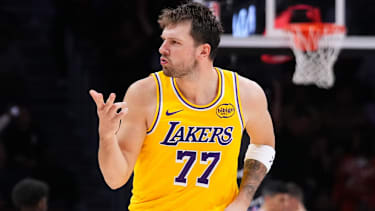 Luka Doncic feiert einen Dreier in Miami.