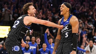 Franz Wagner freut sich mit Paolo Banchero.