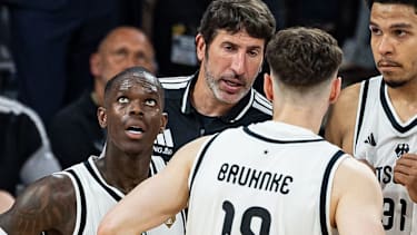 Dennis Schröder wurde vor dem Spiel geehrt.