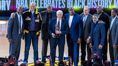 Pat Riley (mi.) mit einigen seiner ehemaligen Schützlinge.