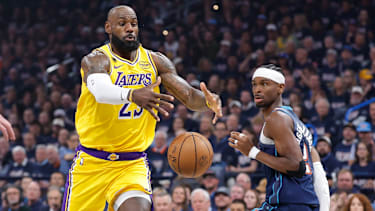 LeBron James greift nach dem Ball.