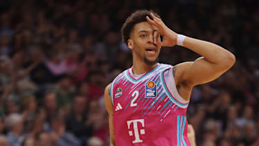 Comithier spielte an der University of Colorado at Colorado Springs.