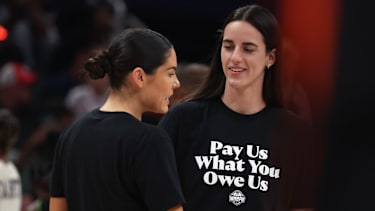 Caitlin Clark und Kelsey Plum