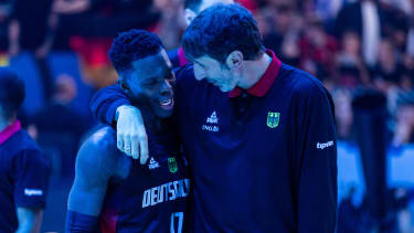 Dennis Schröder (li.) mit Bundestrainer Alex Mumbru (re.) nach dem EM-Sieg.