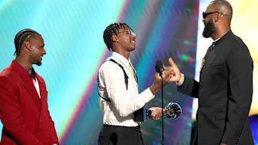Bryce James (mi.) zusammen mit Bruder Bronny (li) und Vater LeBron (re.) bei der ESPY-Verleihung 2023.